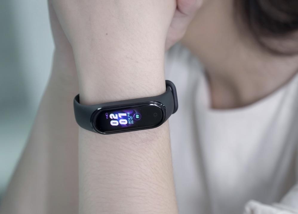 Chi tiet Xiaomi Mi Band 4 man hinh mau, gia 700.000 dong vua ve VN hinh anh