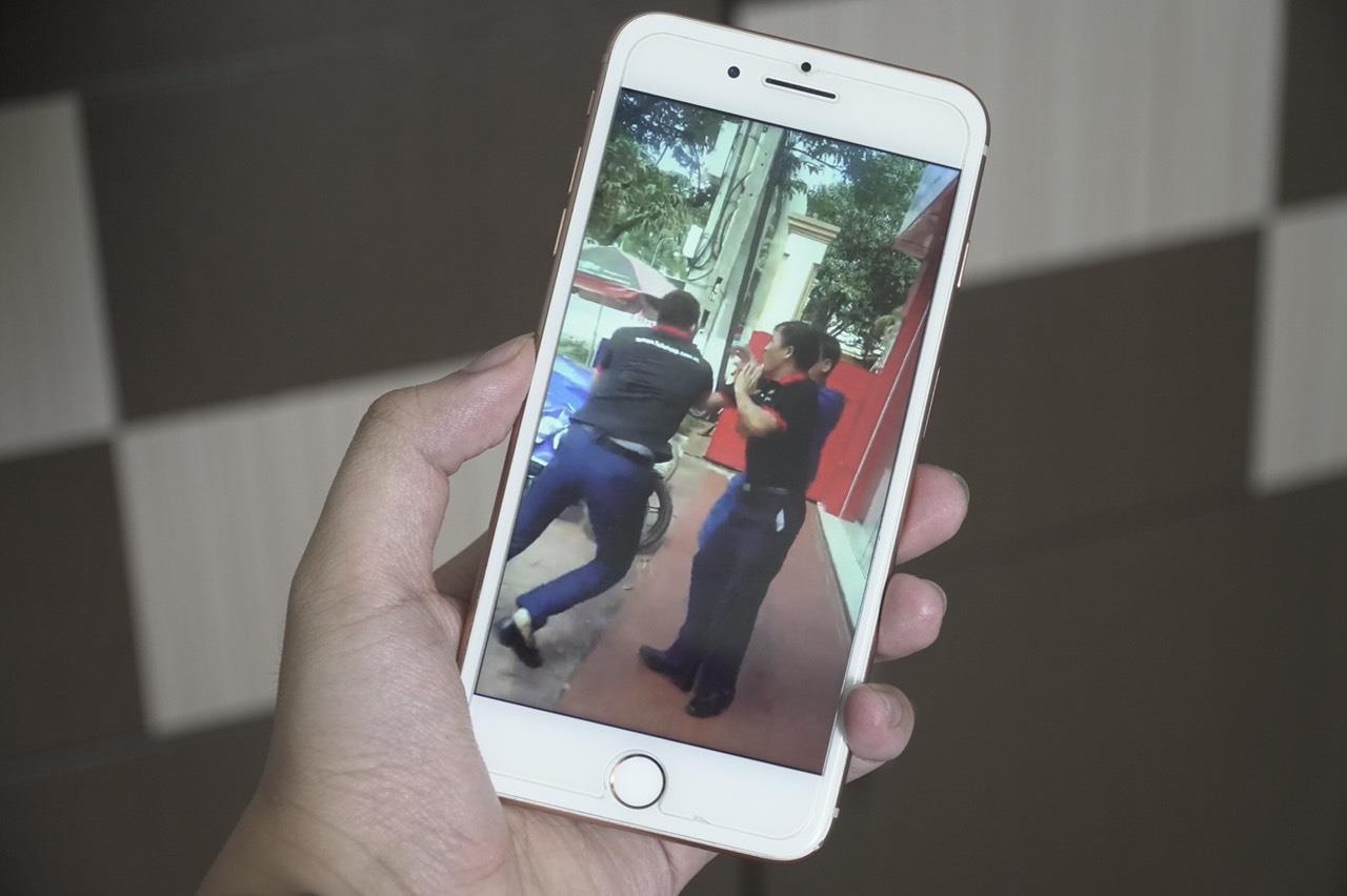 Nhan vien cua hang dien thoai xo xat voi khach hinh anh