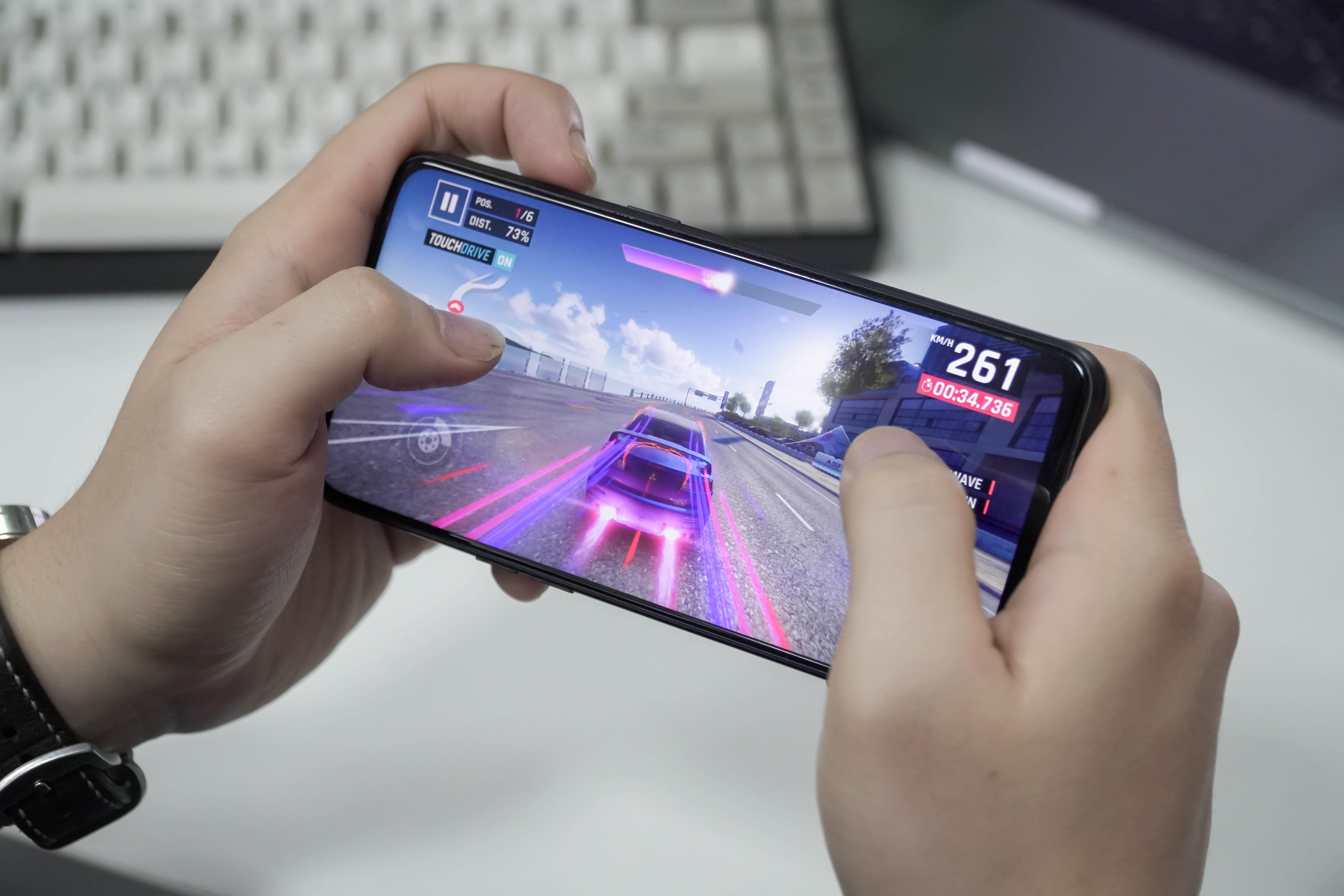 Trai nghiem Realme 3 Pro - Snapdragon 710, ho tro sac nhanh VOOC 3.0 hinh anh