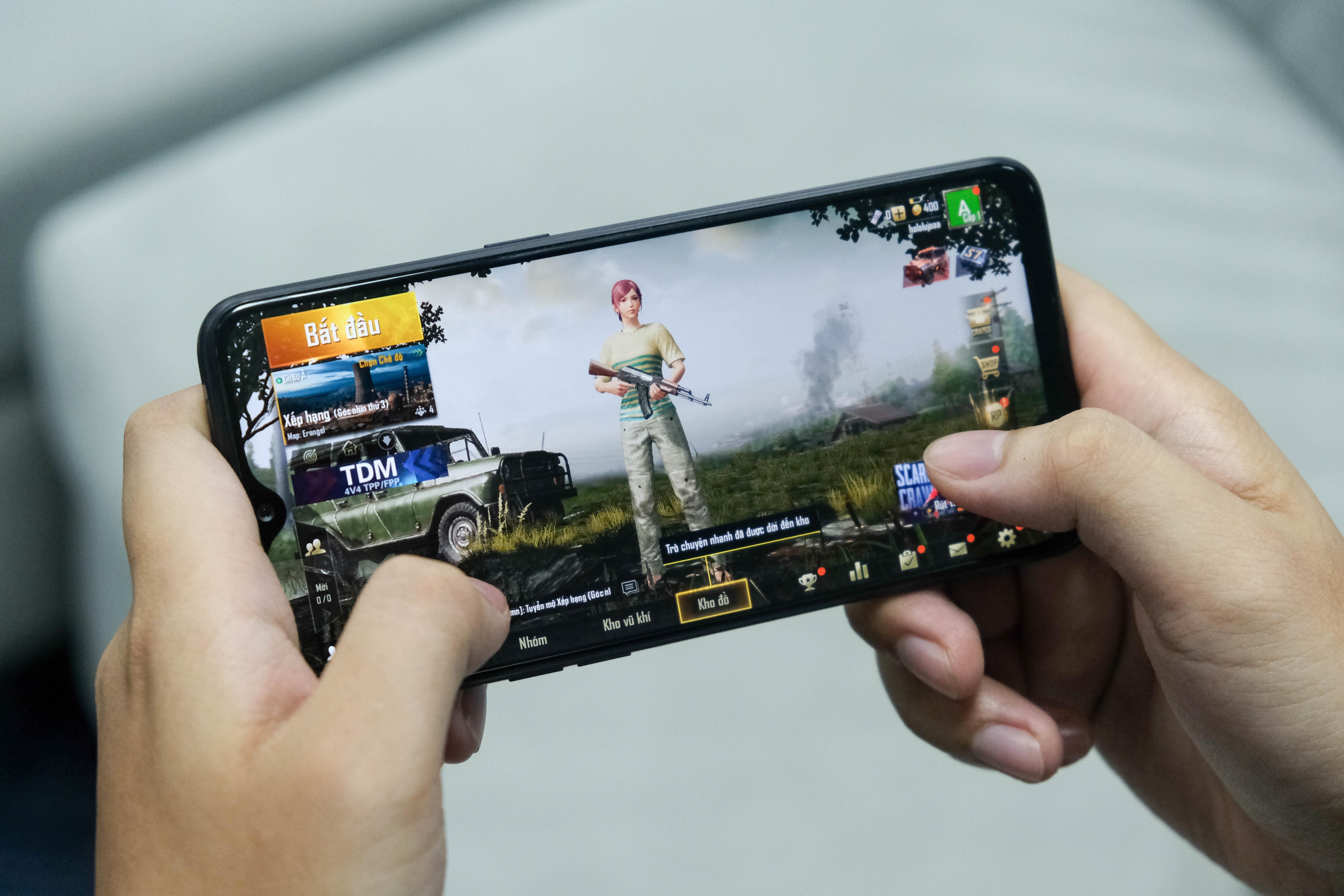 Duoi 7 trieu mua smartphone nao choi PUBG, Lien Quan Mobile? hinh anh