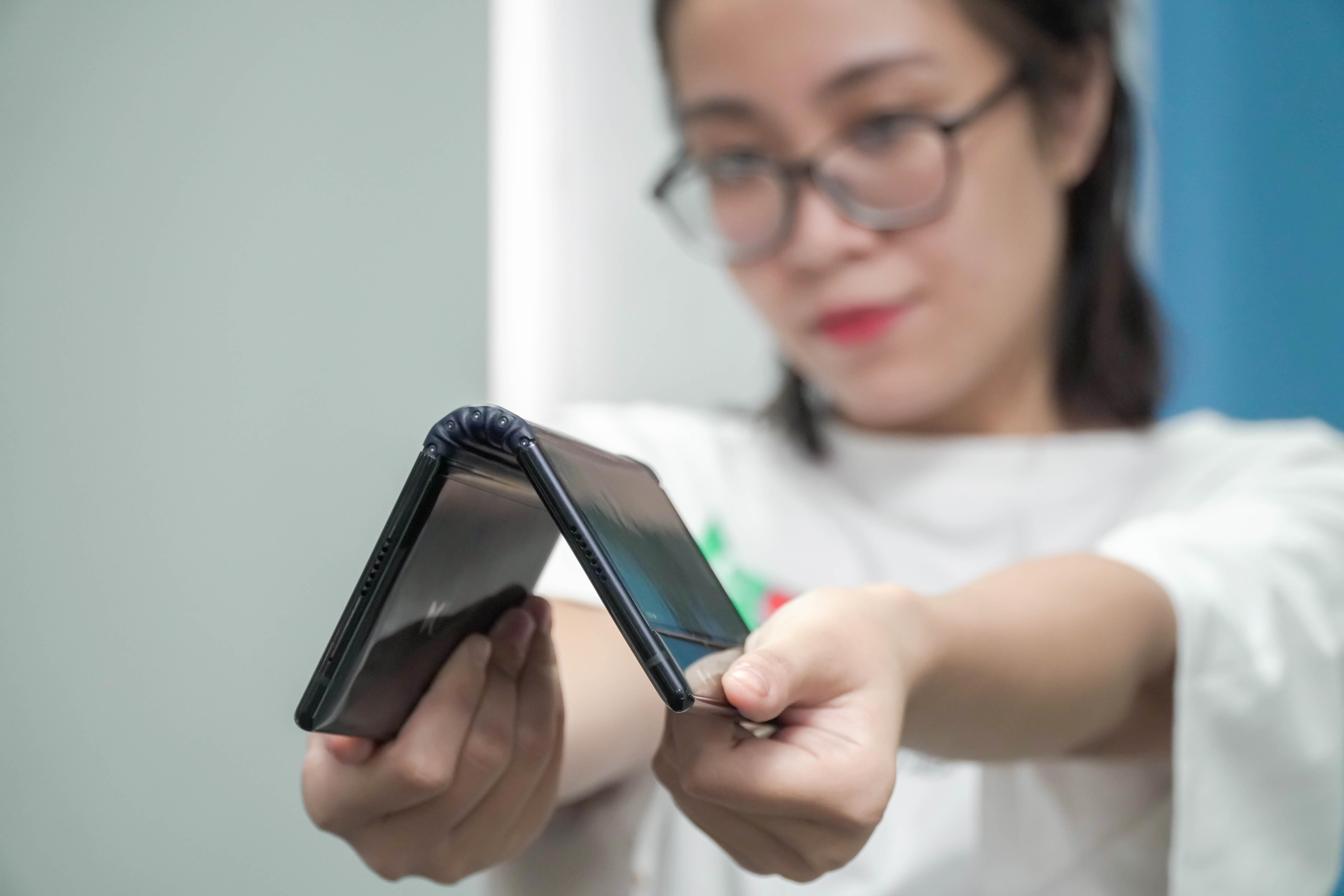 trai nghiem smartphone man hinh gap anh 1