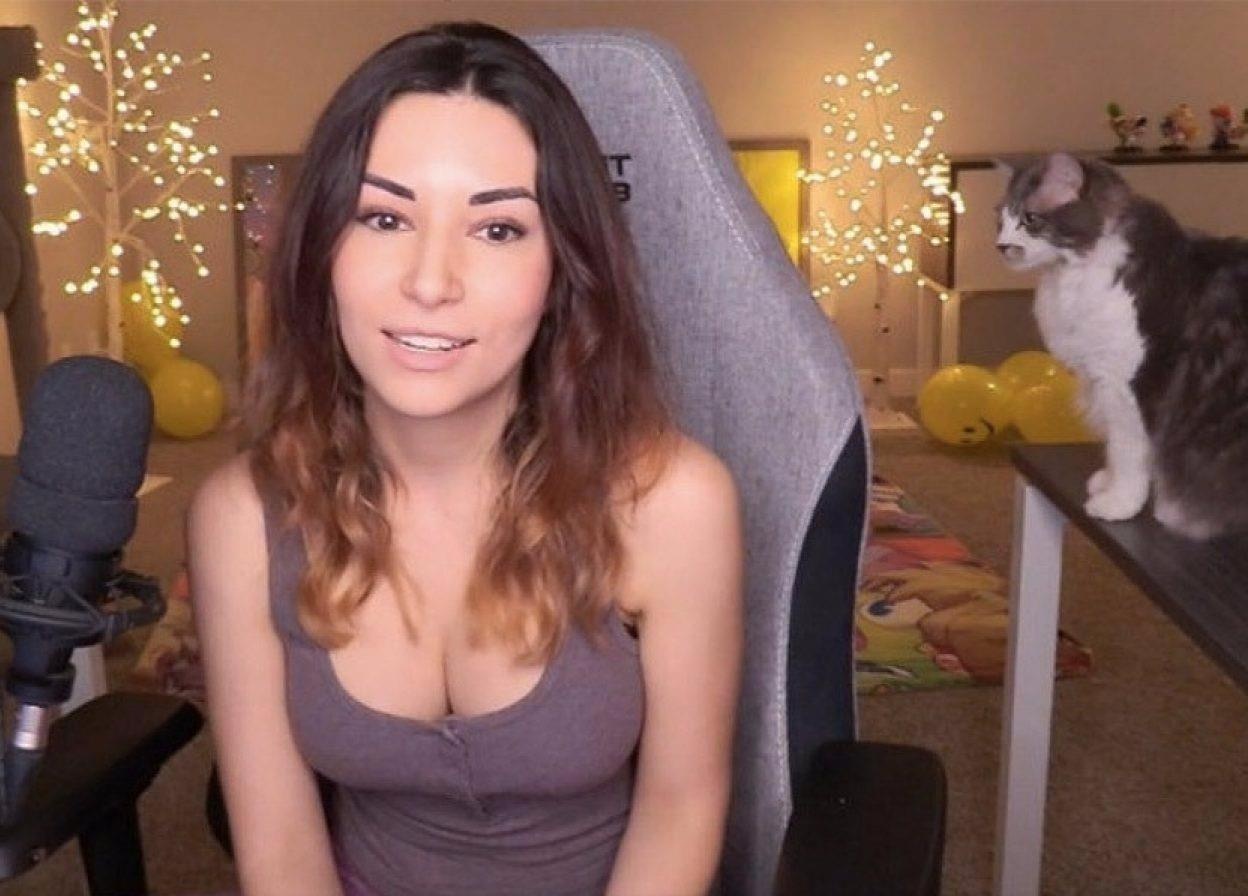 Nu streamer bi dan mang tay chay vi bao hanh meo luc choi game hinh anh