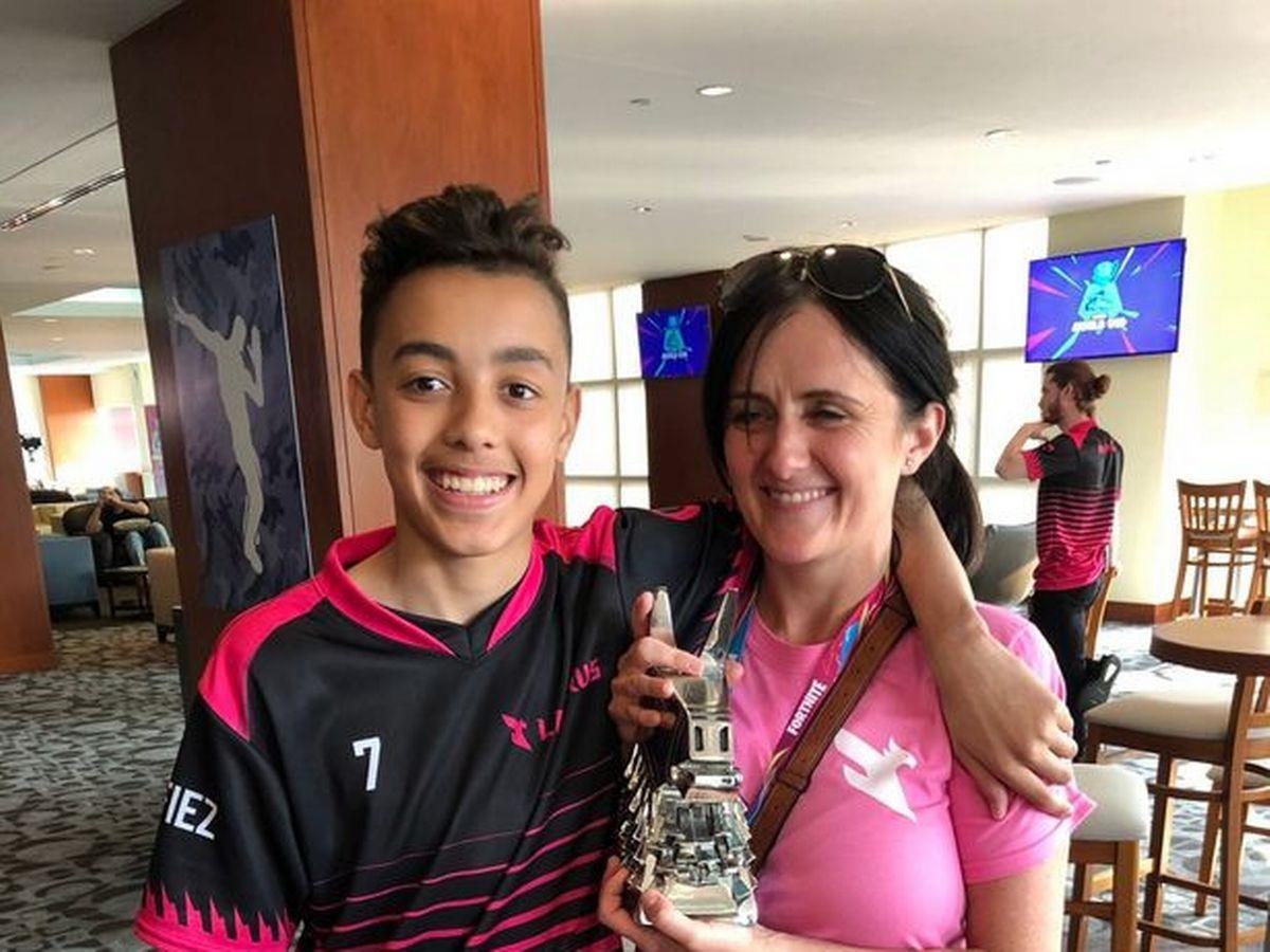 Trieu phu Fortnite tuoi teen tung bi me dap may Xbox, cam choi game hinh anh