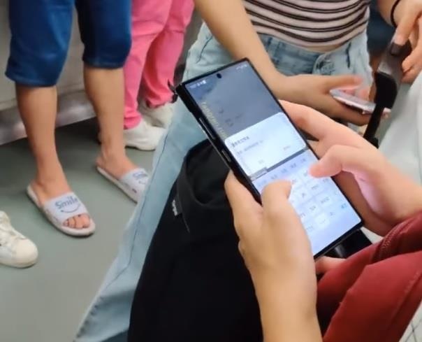 Galaxy Note10 xuat hien tren tau dien ngam? hinh anh