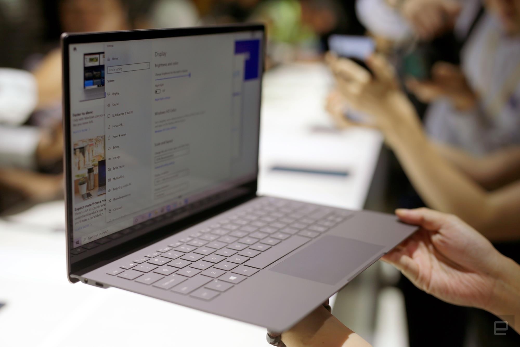 Galaxy Book S ra mat - lai giua smartphone va laptop, pin 23 tieng hinh anh