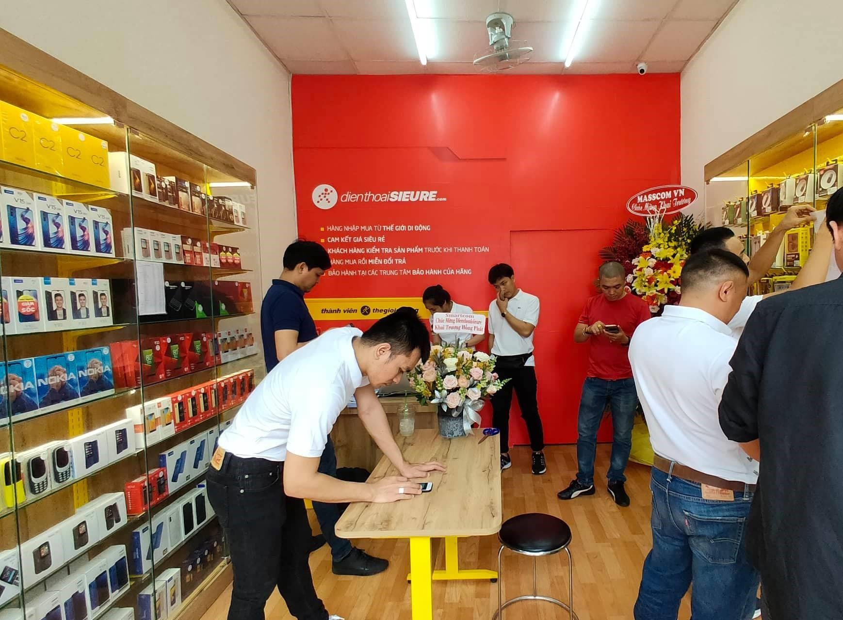 Gia smartphone tai Dien Thoai Sieu Re o dau so voi cac dai ly nho? hinh anh