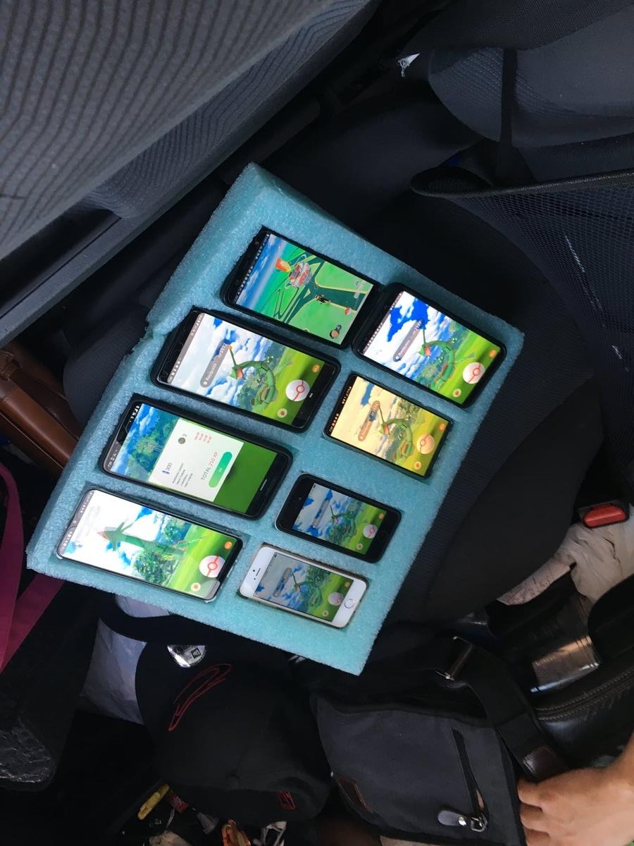 Tai xe My dung 8 chiec smartphone choi Pokemon Go tren duong quoc lo hinh anh
