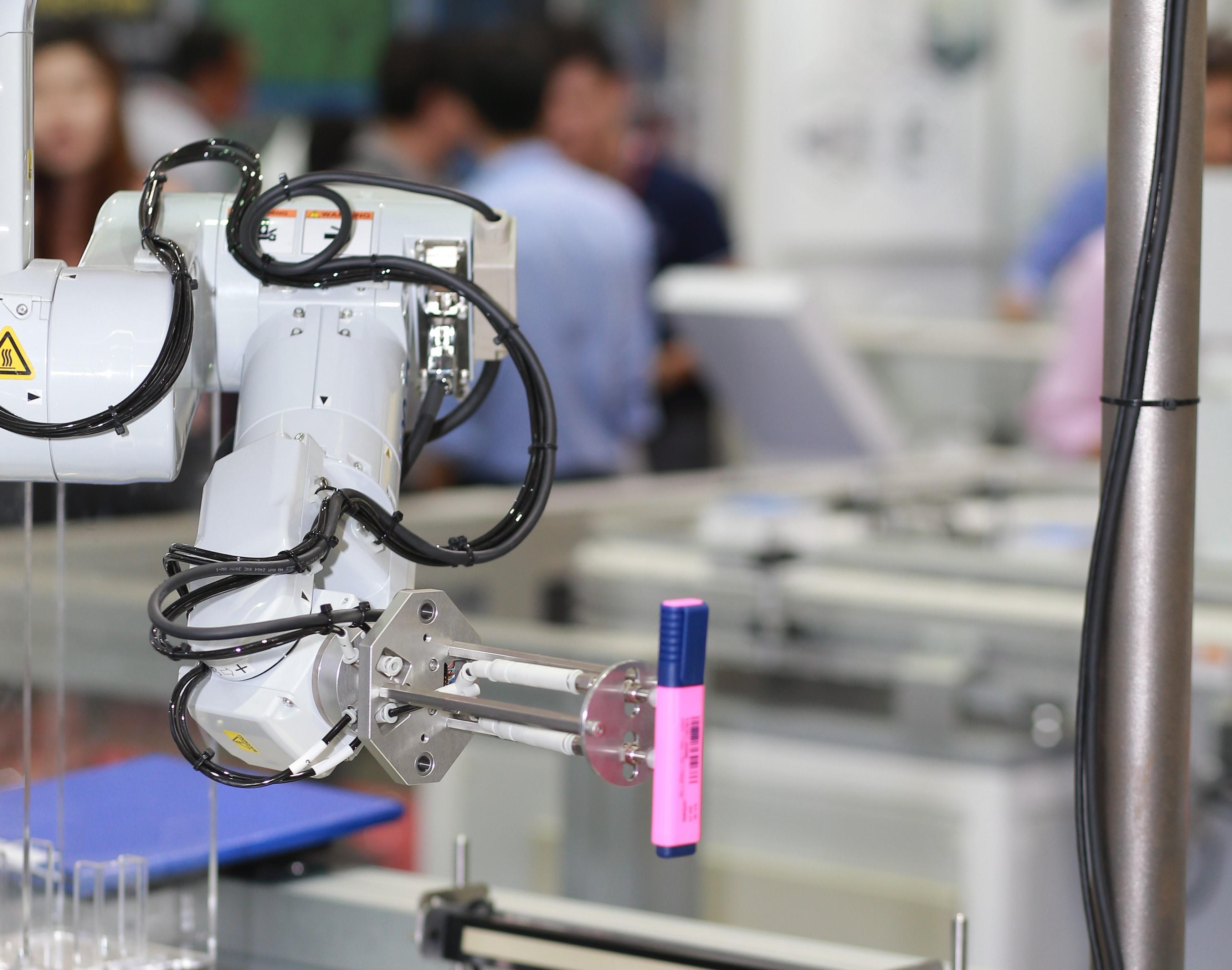 Sau may in, may chieu, Epson mang robot cong nghiep den Viet Nam hinh anh