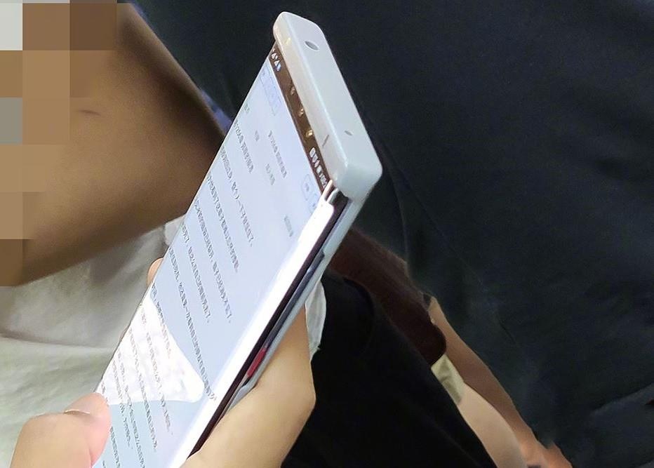 Mate 30 Pro la smartphone dau tien co man hinh 'thac nuoc'? hinh anh