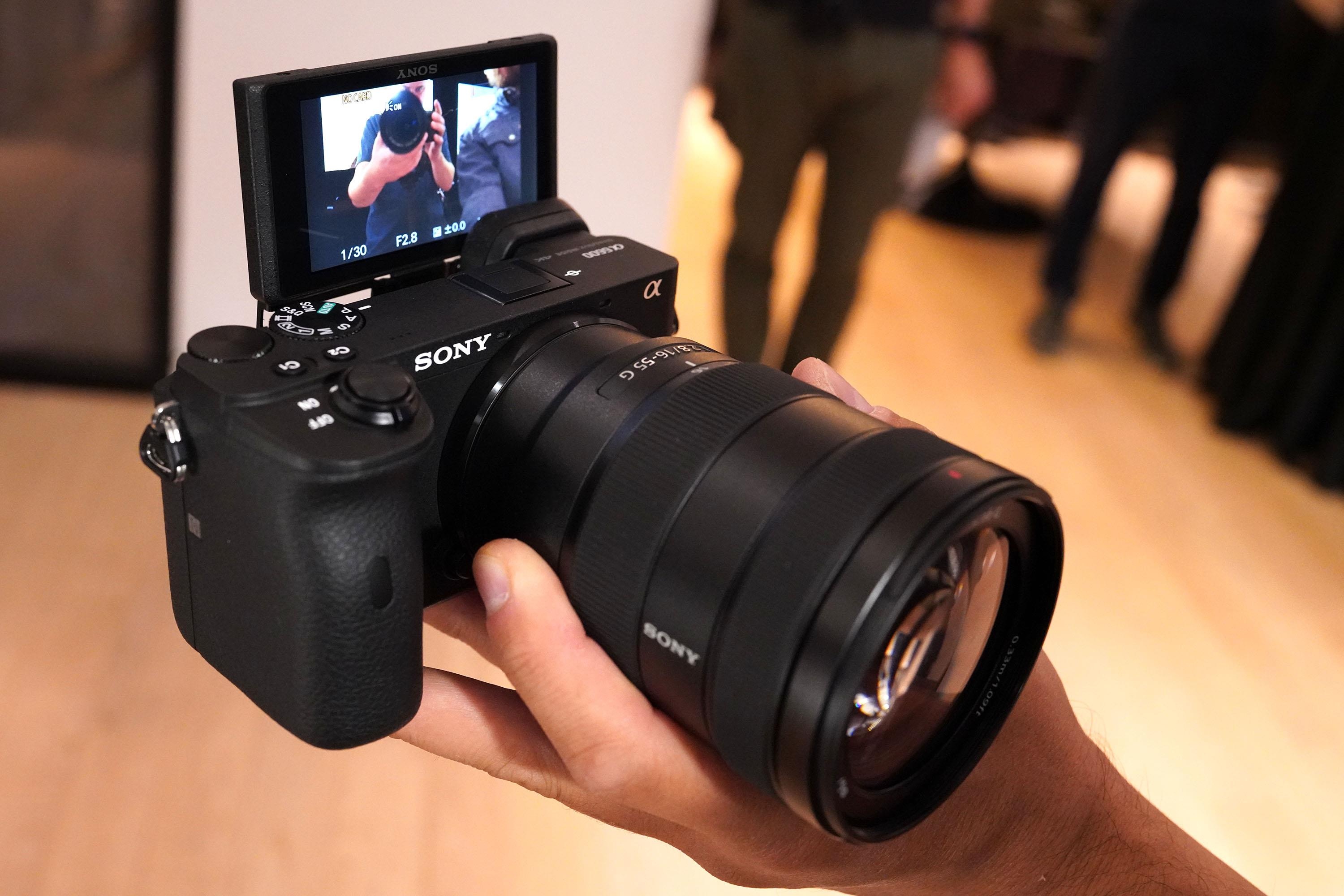 Mirrorless 'quoc dan' A6600, A6100 ra mat, quay video tot hon hinh anh