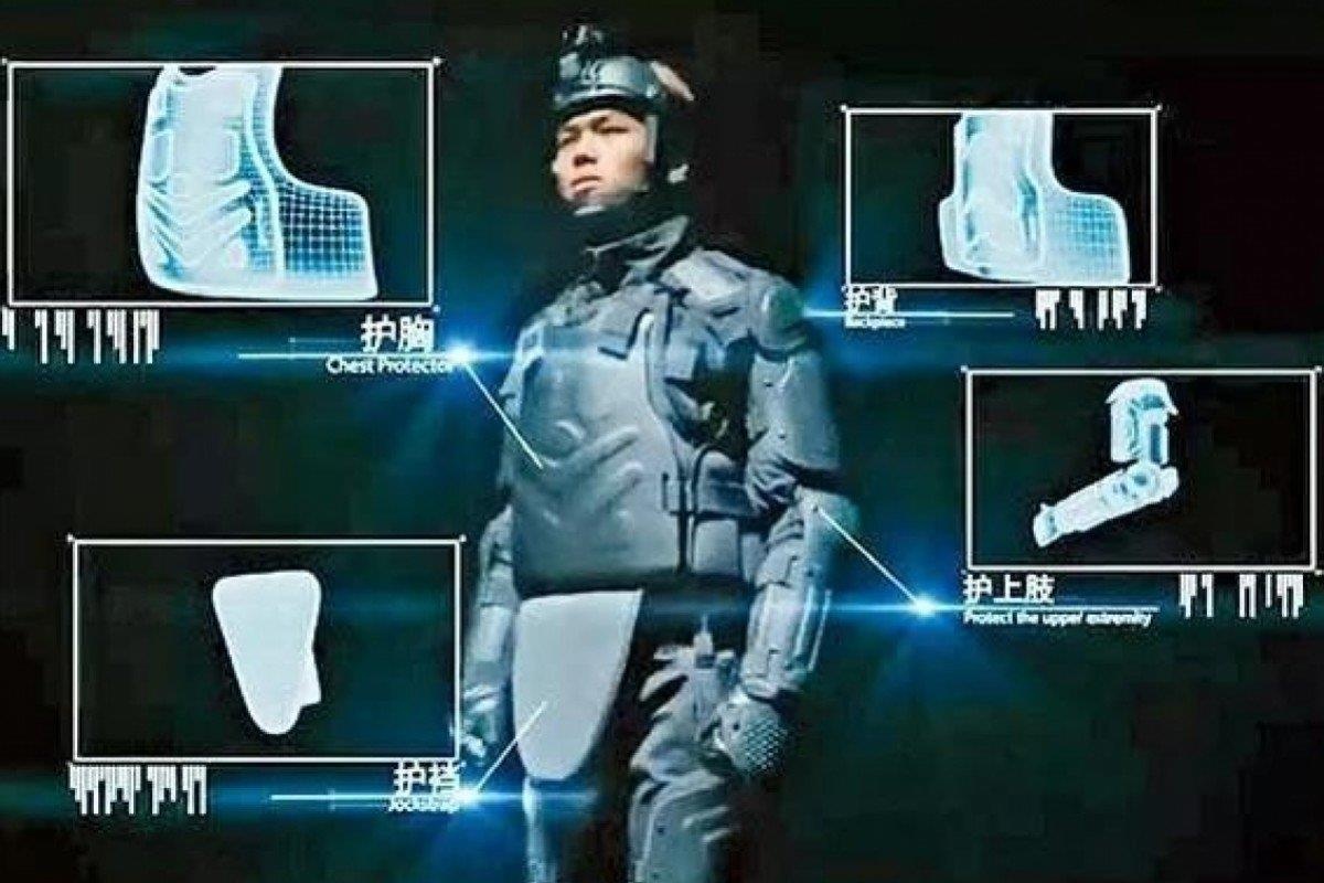 Canh sat Hong Kong dung ao giap giong RoboCop hinh anh