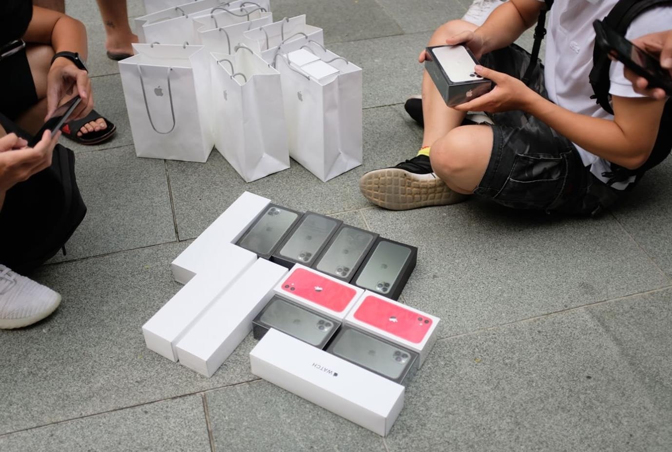 Bat nhao sang tay iPhone 11 truoc cua Apple Store hinh anh
