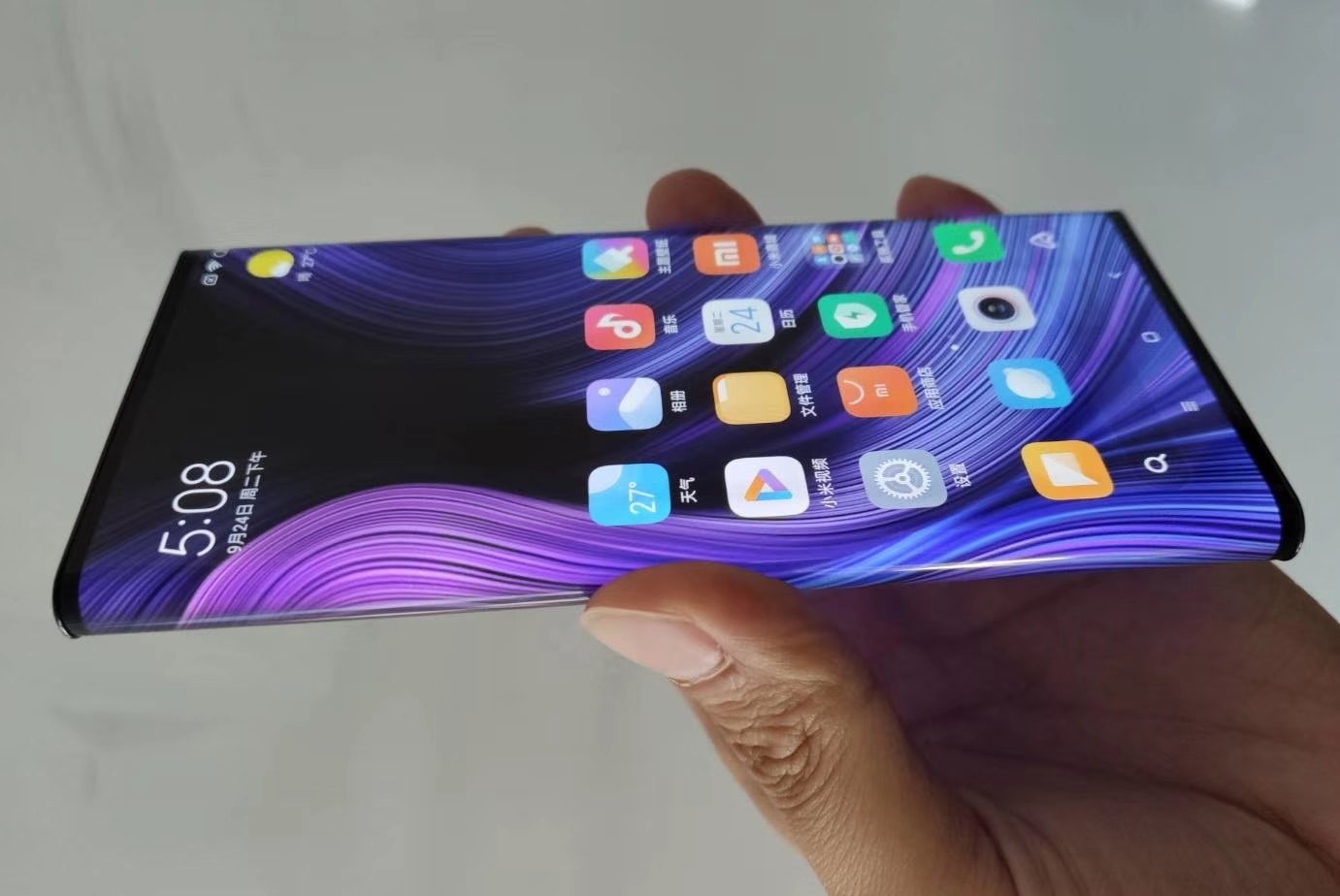 tren tay Xiaomi Mi Mix Alpha anh 1