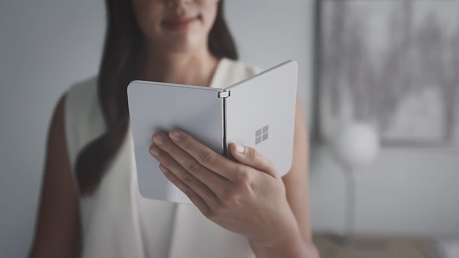 Microsoft gioi thieu chiec smartphone man hinh gap, chay Android hinh anh