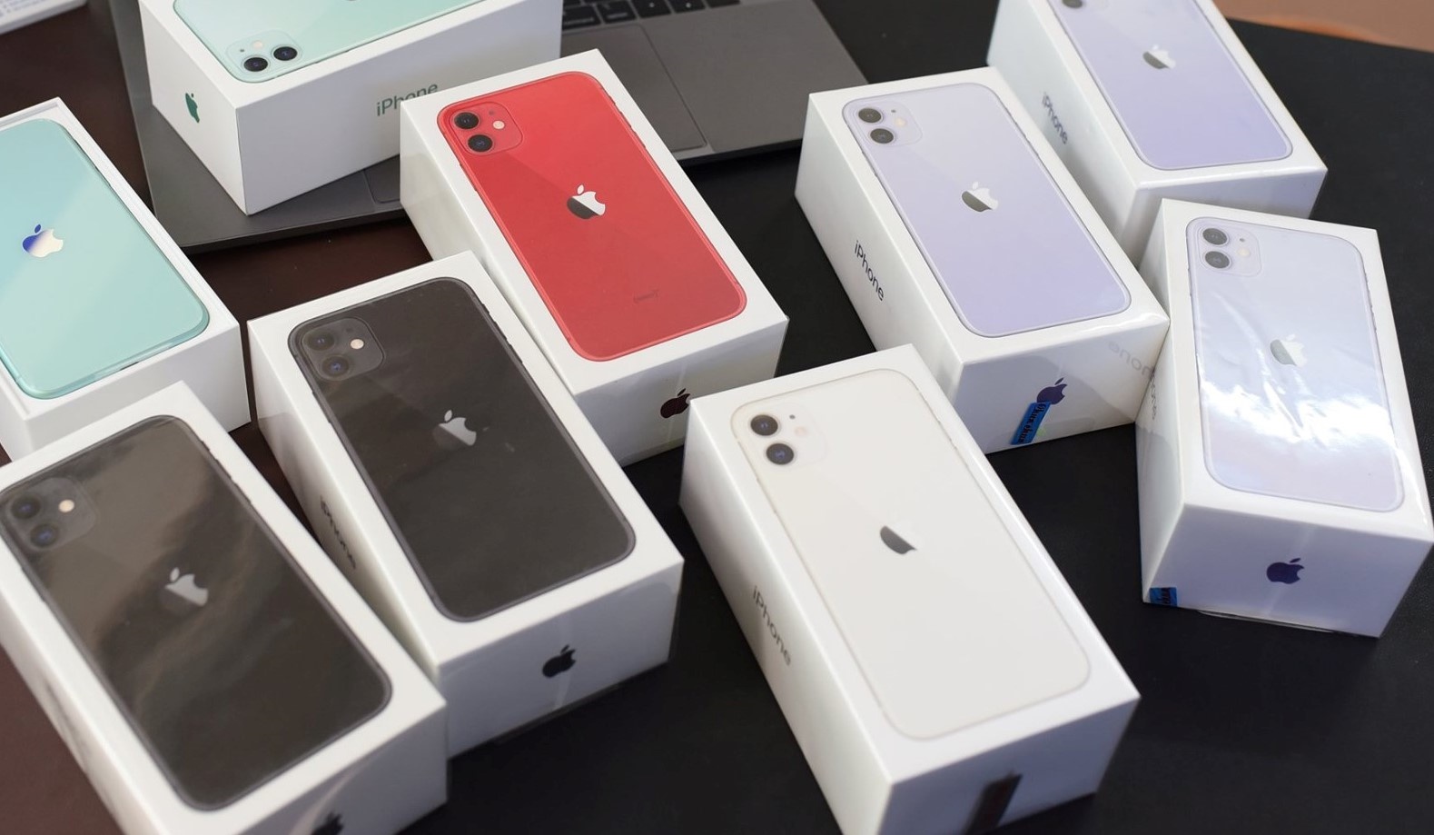 co nen mua iPhone 11 lock anh 1