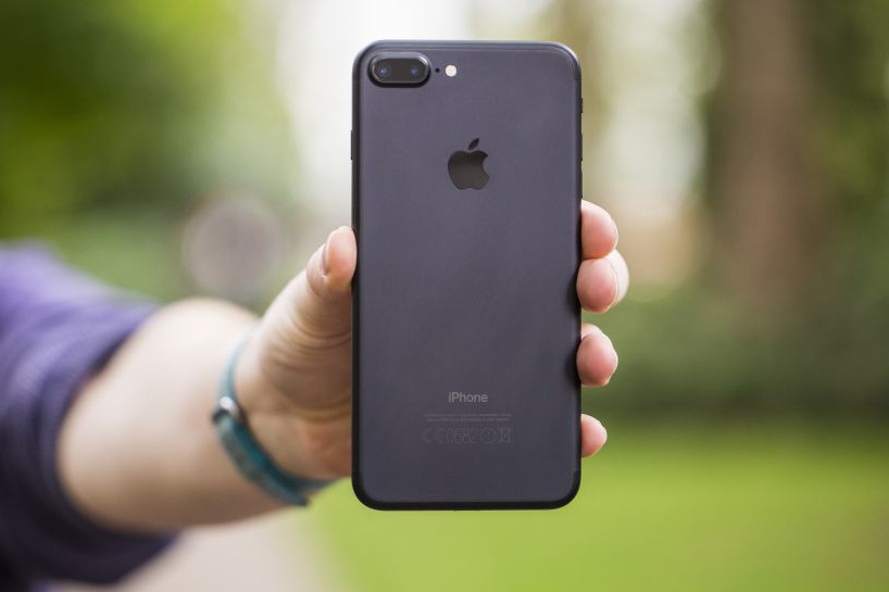 Hon 3 nam tuoi, vi sao iPhone 7 Plus van la hang hot tai Viet Nam? hinh anh