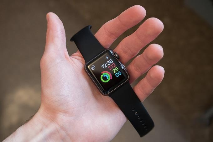 Sau iPhone, mot chiec Apple Watch cung bi khoa tu xa tai Viet Nam hinh anh