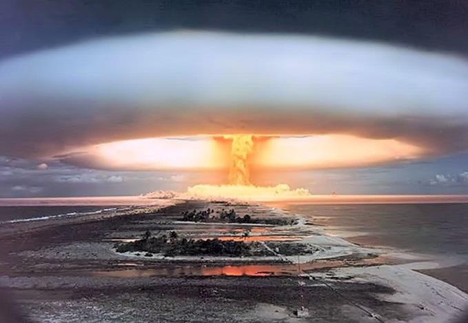 Vi sao khong dung bom nguyen tu thoi bay cac con bao? hinh anh