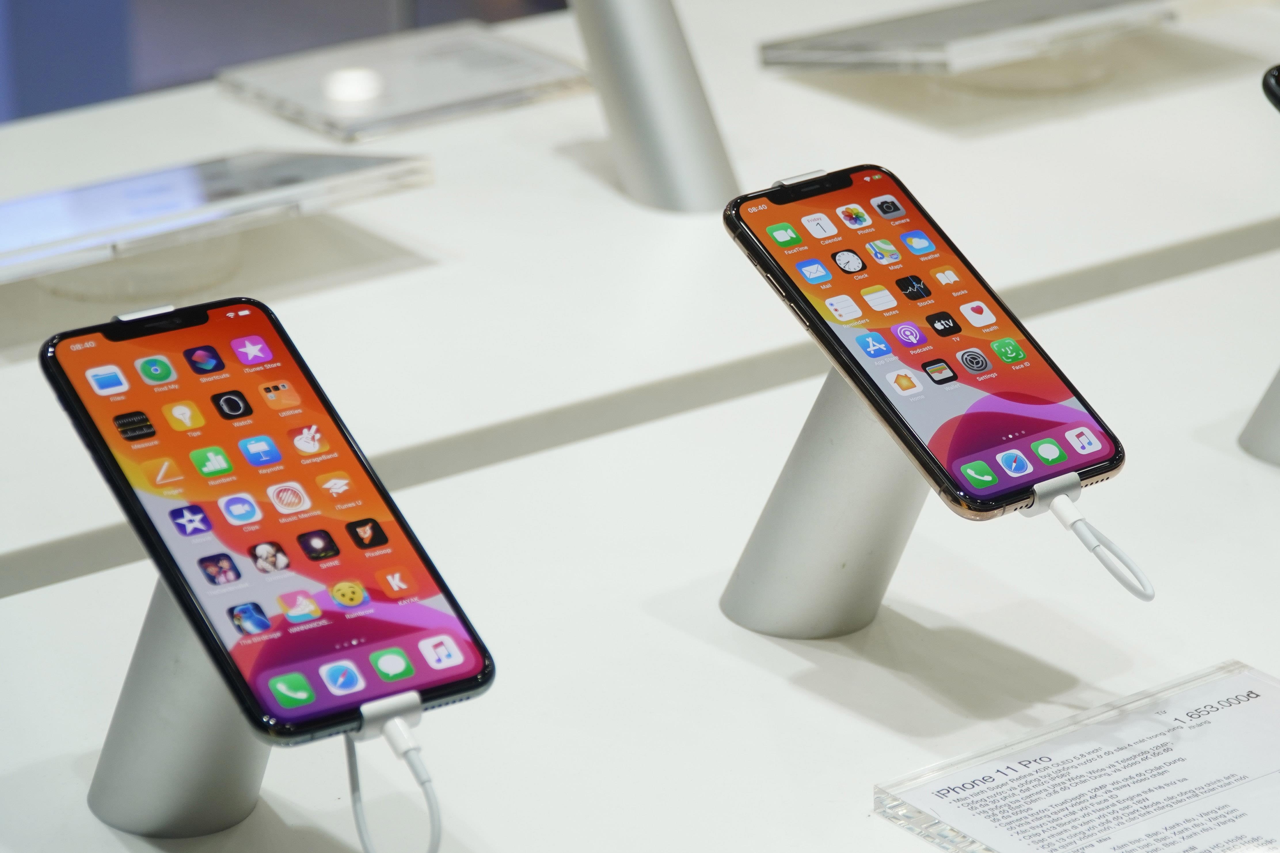 iPhone 11 chinh hang ban o Viet Nam, gia may xach tay giam manh hinh anh