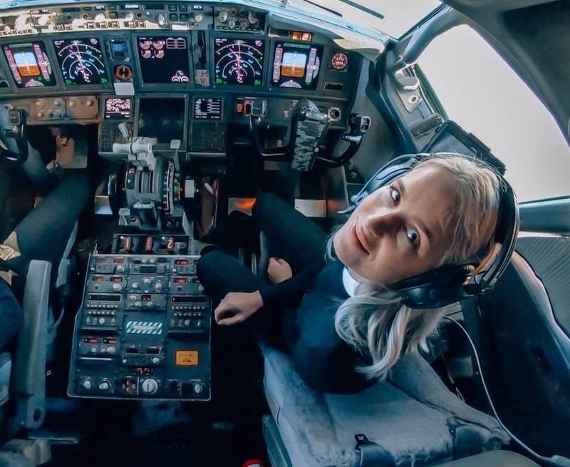 nu phi cong xinh dep co 500.000 nguoi theo doi tren Instagram anh 3