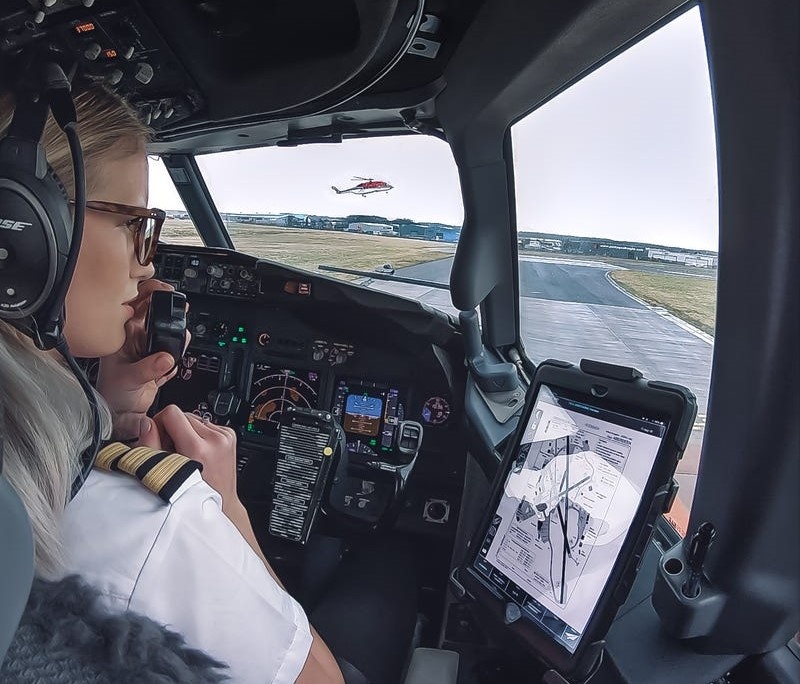 nu phi cong xinh dep co 500.000 nguoi theo doi tren Instagram anh 5