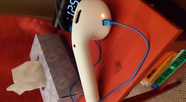 hoc sinh tu che loa hinh AirPods anh 6