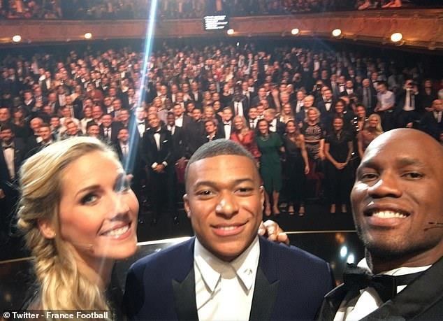 Didier Drogba chup hinh selfie cung Mbappe tai le trao giai hinh anh