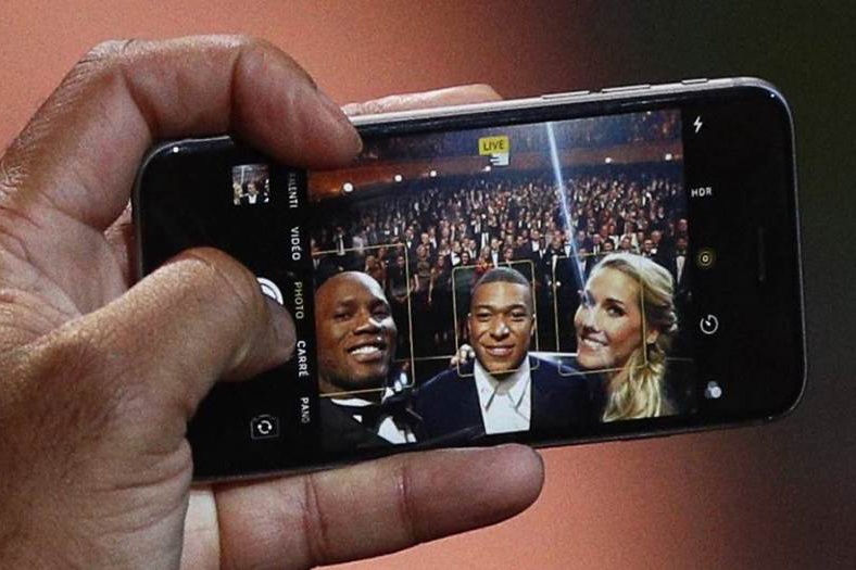 Didier Drogba chup anh selfie cung Mbappe bang iPhone doi cu hinh anh