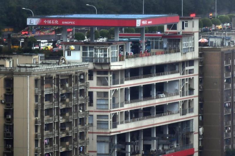 Toa nha ky la tai Trung Quoc co tram xang tren tang cao hinh anh