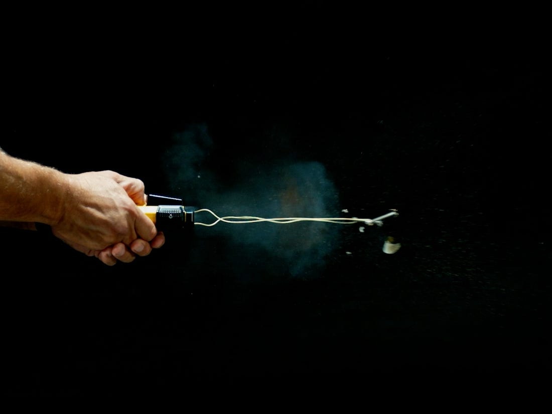 Canh sat My su dung sung troi nghi pham giong vu khi cua Batman hinh anh