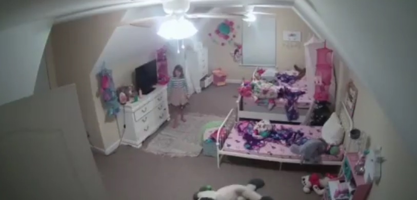 Hacker quay roi be gai thong qua camera an ninh hinh anh