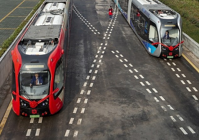 Trung Quoc co tau khong nguoi lai, chay tren duong ray ao hinh anh