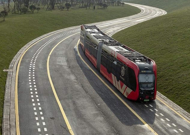 tau khong nguoi lai tren duong ray ao anh 7