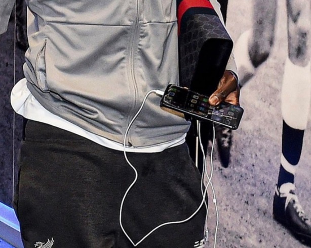 Sadio Mane dung iPhone vo man hinh anh 1