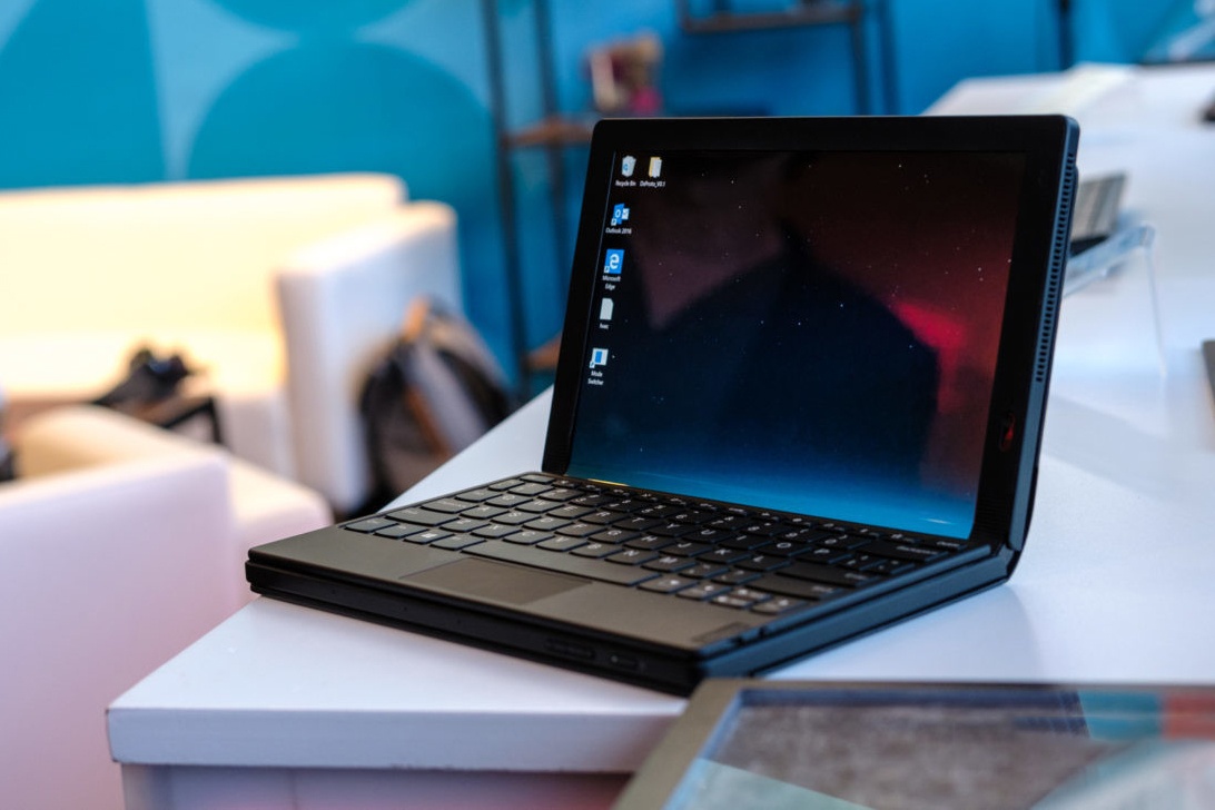 Laptop man hinh gap dau tien tren the gioi, gia 2.500 USD hinh anh