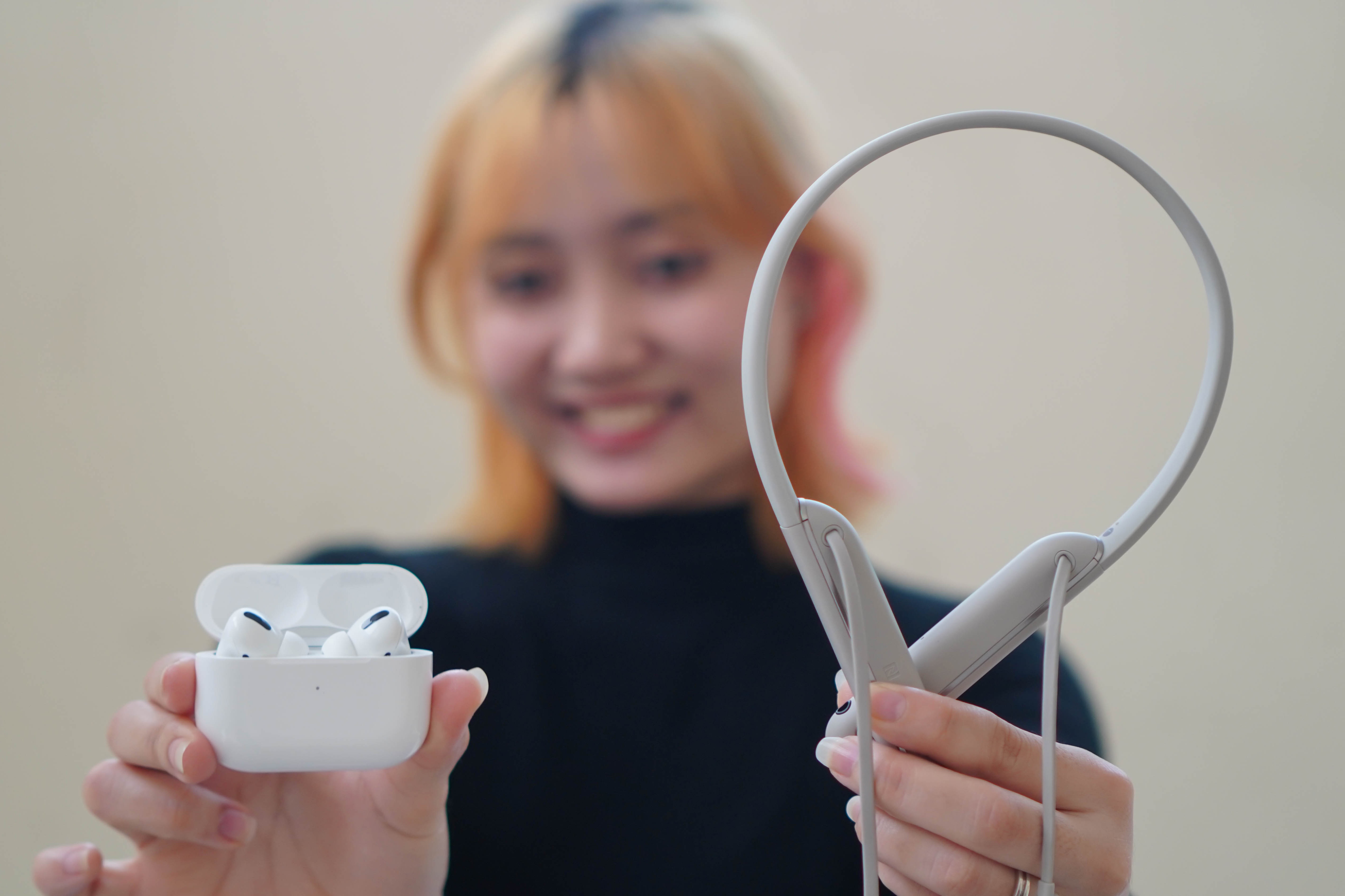 AirPods Pro doi dau Sony WI-1000XM2: 7 trieu chon tai nghe nao? hinh anh