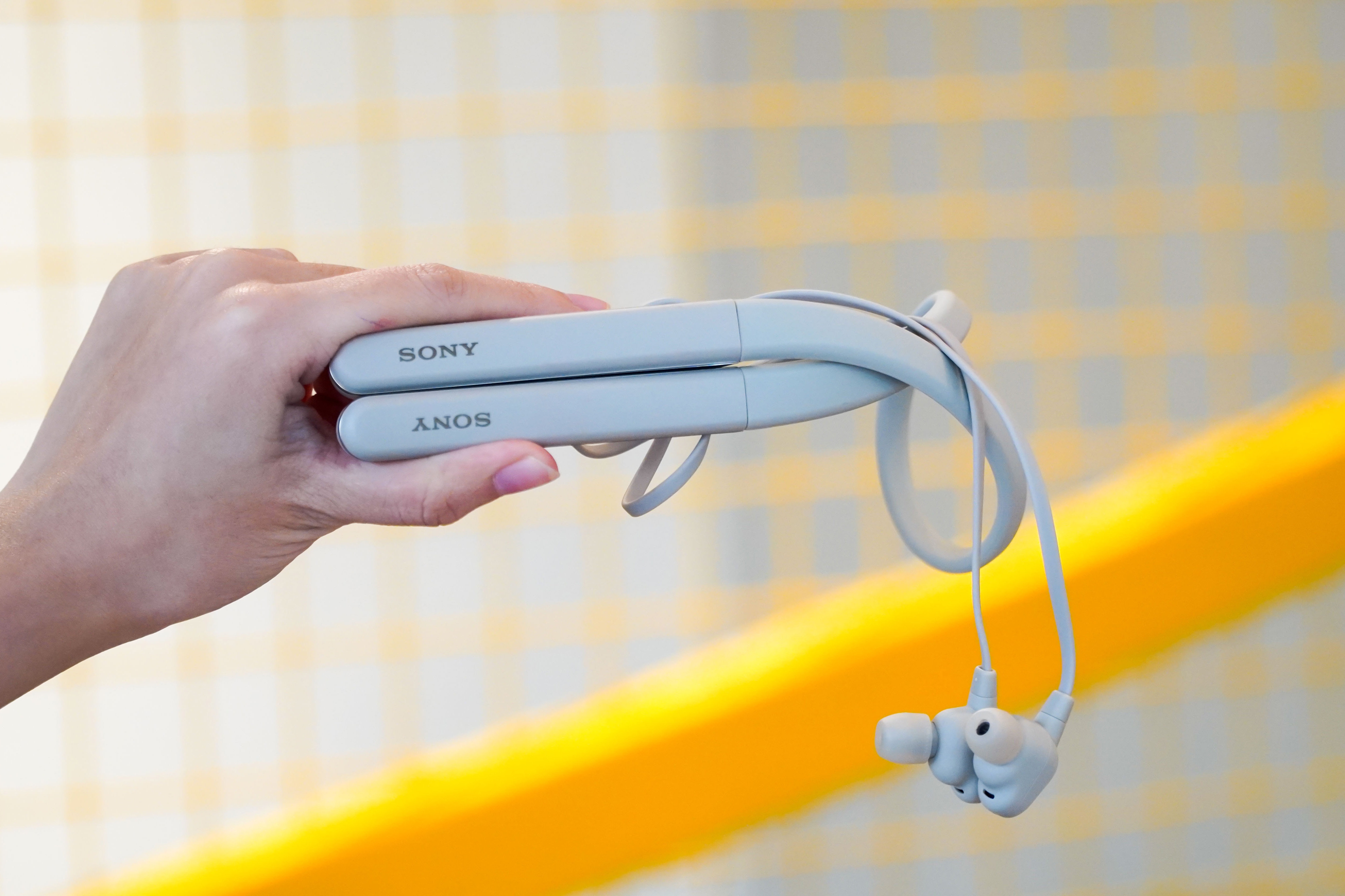 Danh gia Sony WI-1000XM2 - chat am tot, chong on de chiu hinh anh