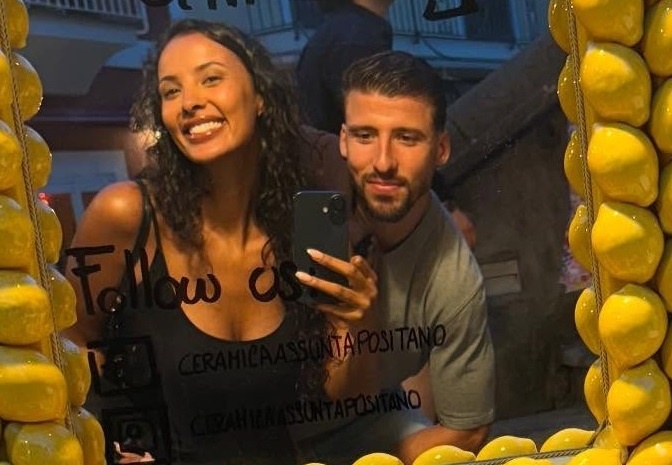 Ban gai Dias gay sot voi bo suu tap trong mo hinh anh