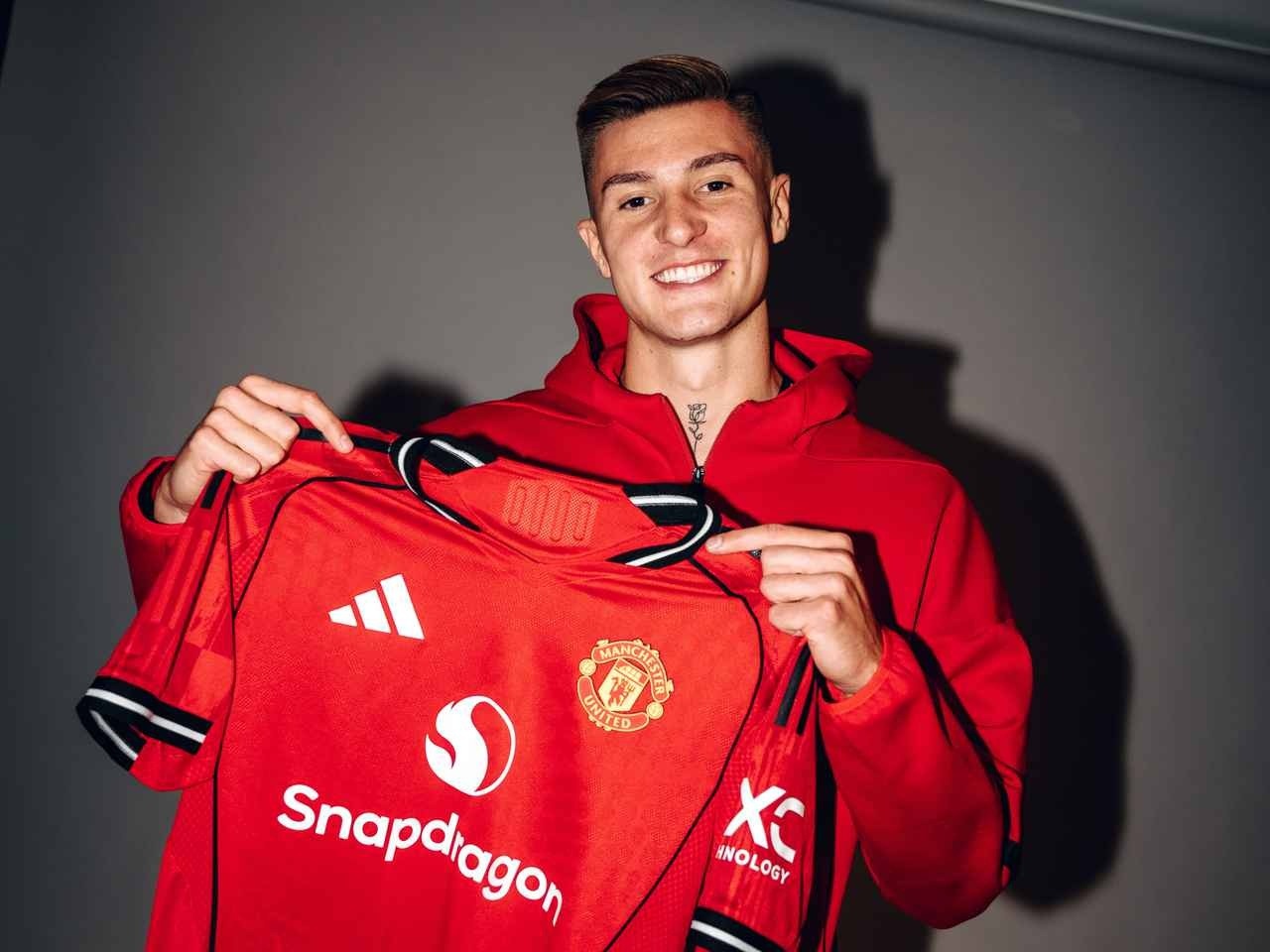 Crouch khen nuc no Sesko va hang cong MU truoc mua giai hinh anh