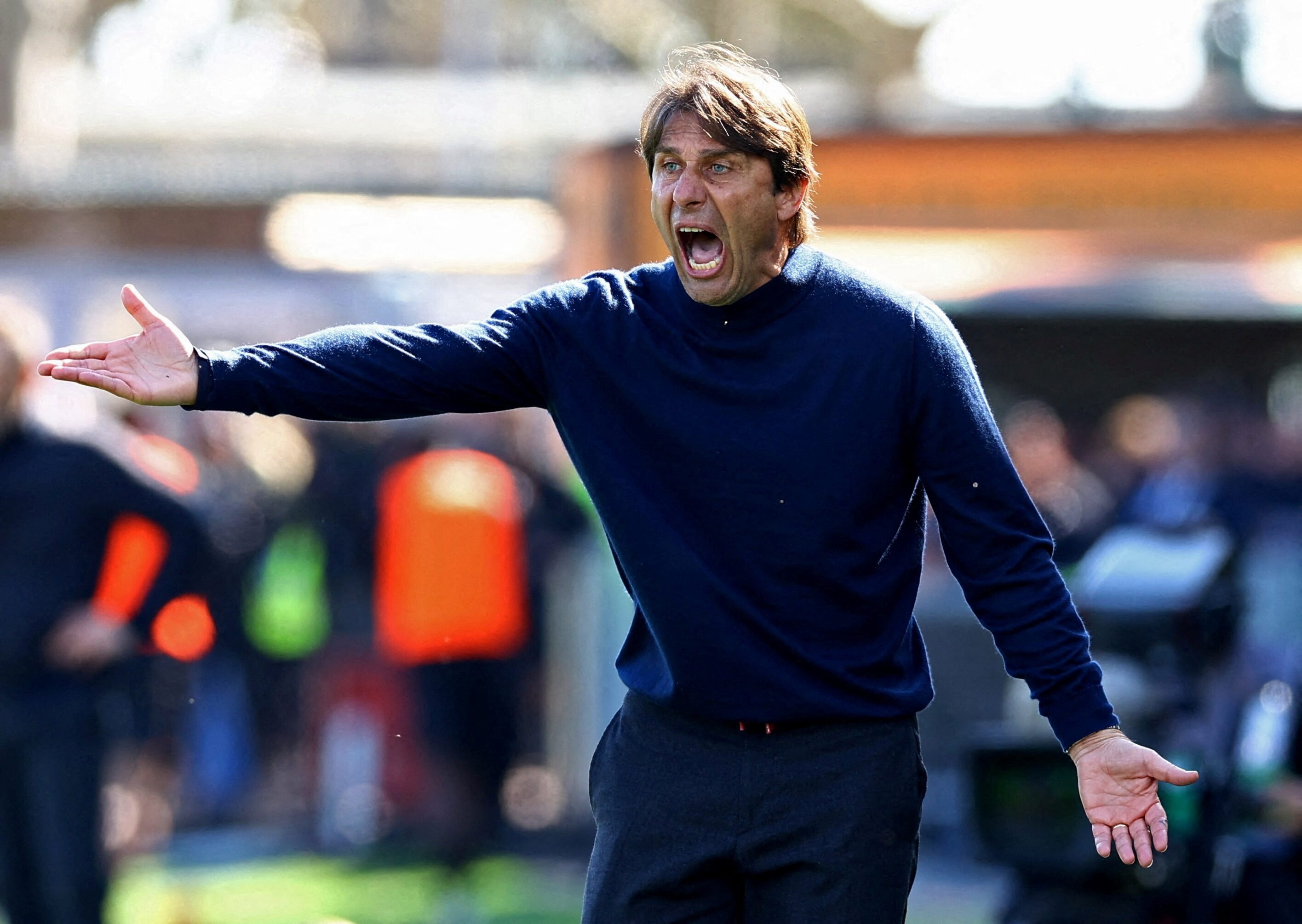 Conte doi an thua voi cau thu, an ninh phai ra tay hinh anh