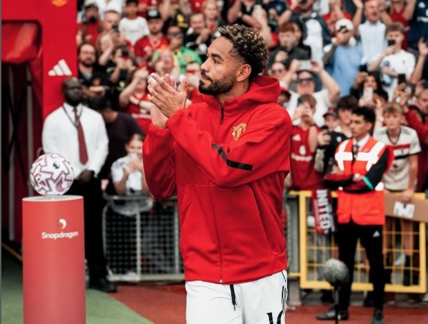 Cunha 'lay ao, lay nha' cua Ibrahimovic hinh anh