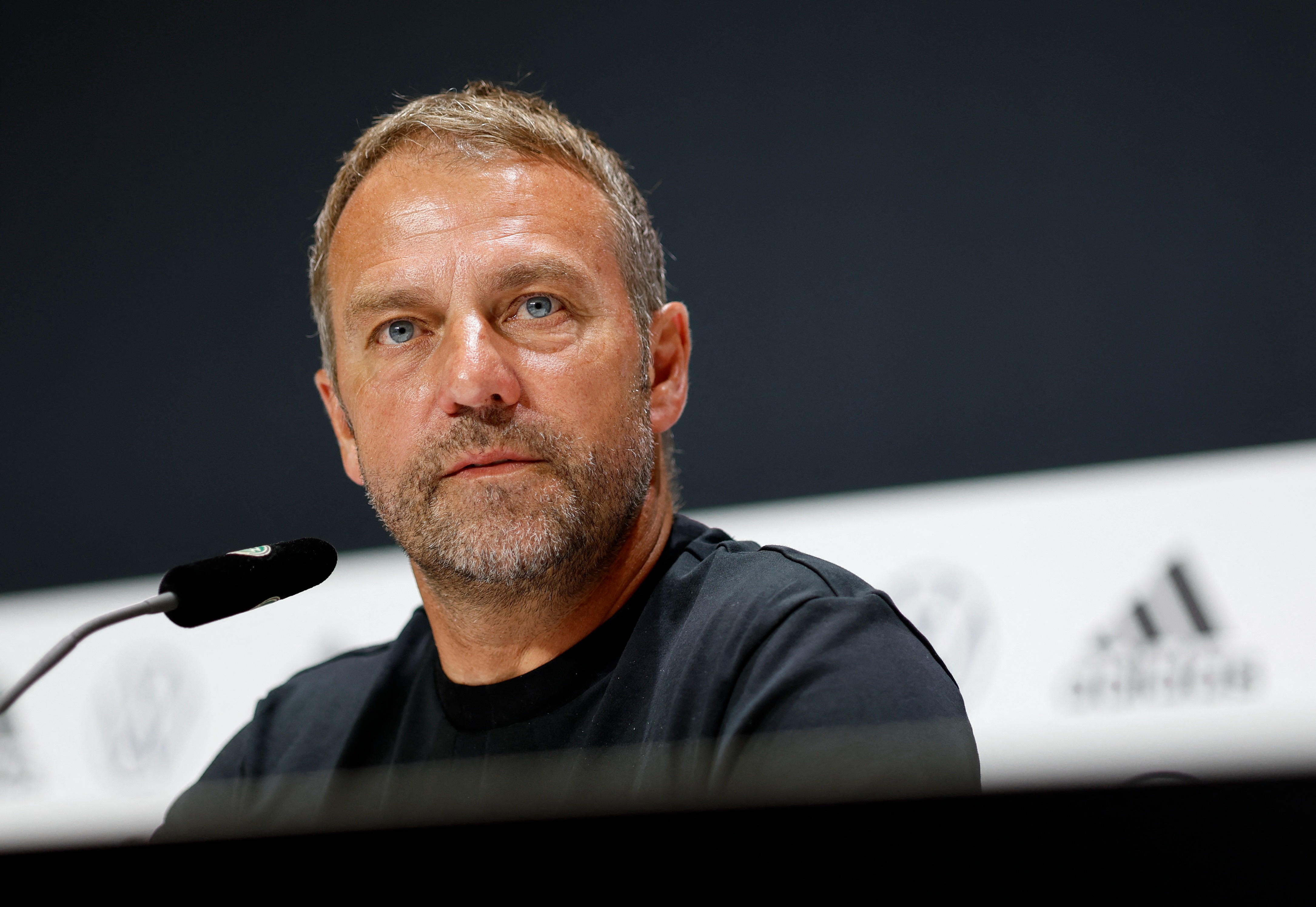 Flick vang mat khi duoc vinh danh HLV hay nhat nam hinh anh