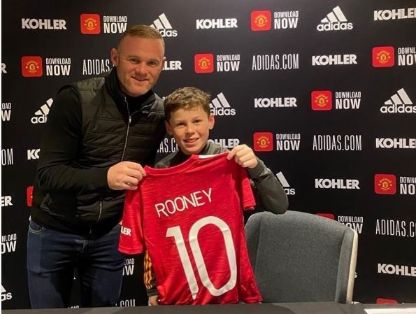 Con trai ca Wayne Rooney thang tien manh me hinh anh