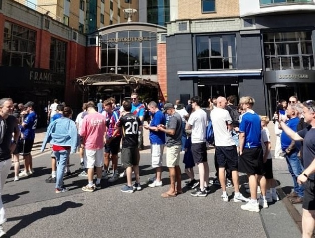 CDV Chelsea buc xuc ve cach to chuc tran ra quan cau tha hinh anh