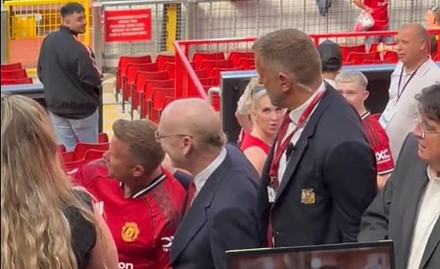 Avram Glazer 'vi hanh' Old Trafford, bat ngo nhan thien cam tu fan MU hinh anh