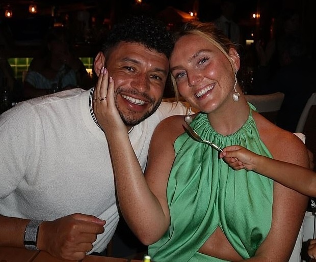 Nguoi dep khien Oxlade-Chamberlain 'dam dau' ve da giai hang Nhat hinh anh