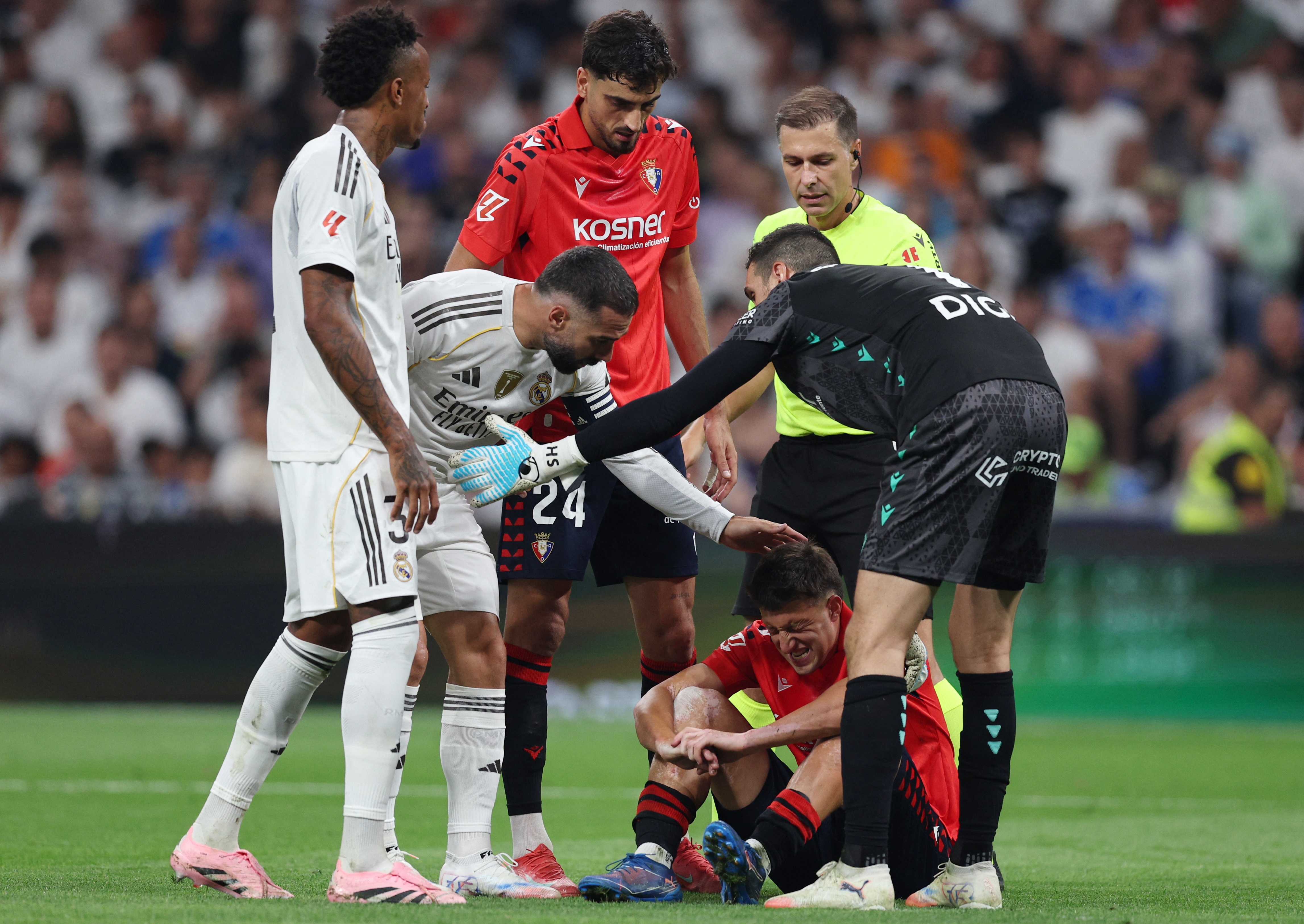 Trong tai than Real che tinh huong rut the do cau thu Osasuna hinh anh