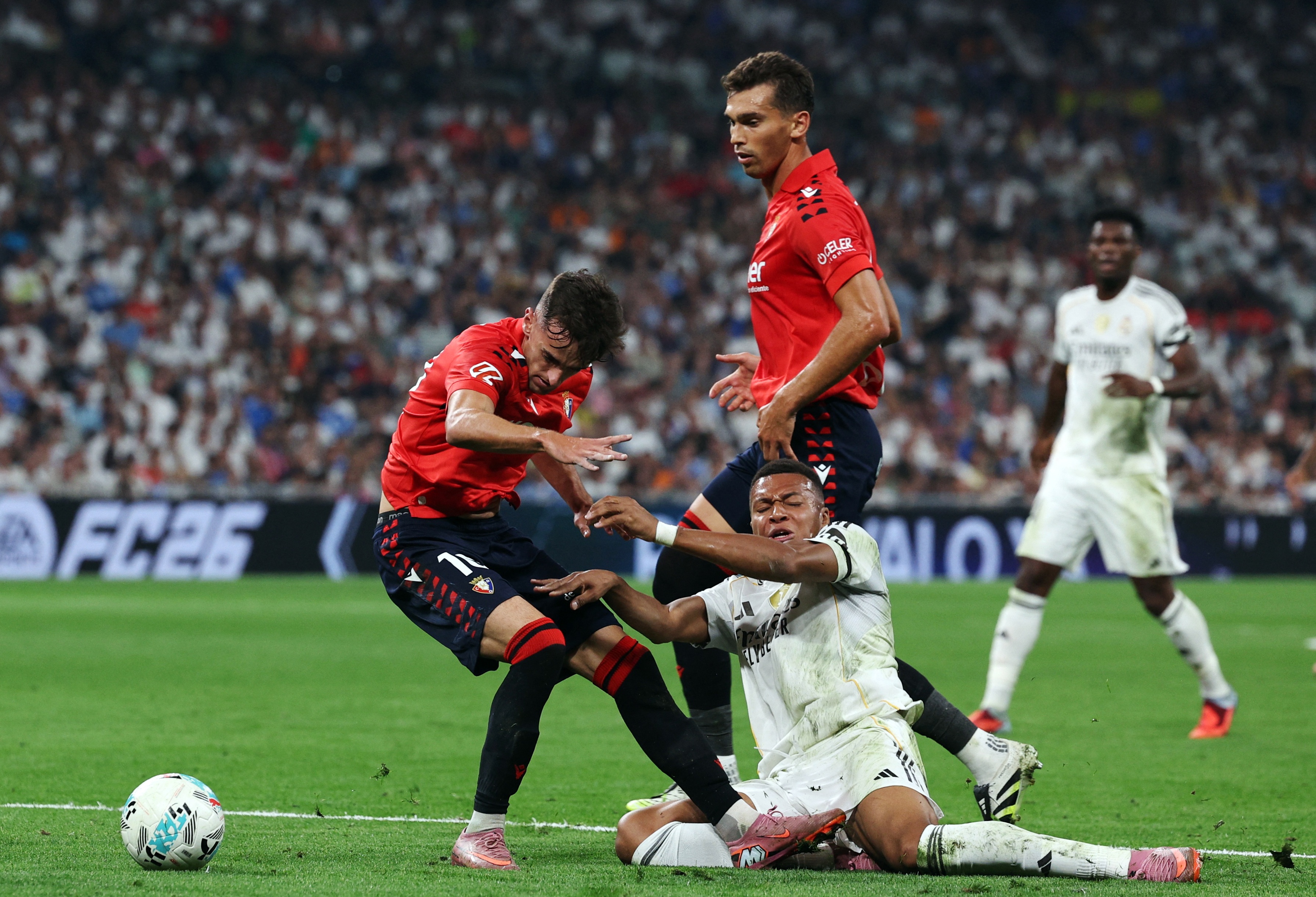 HLV Osasuna: 'Chung toi bi thoi oan phat den truoc Real' hinh anh