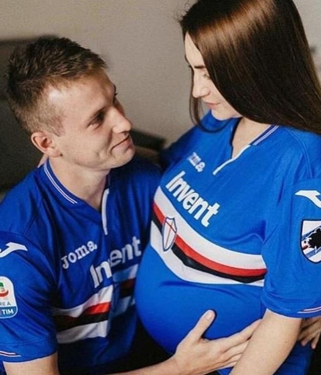 Cau thu dong tinh treo giay de cham soc con voi ban gai hinh anh