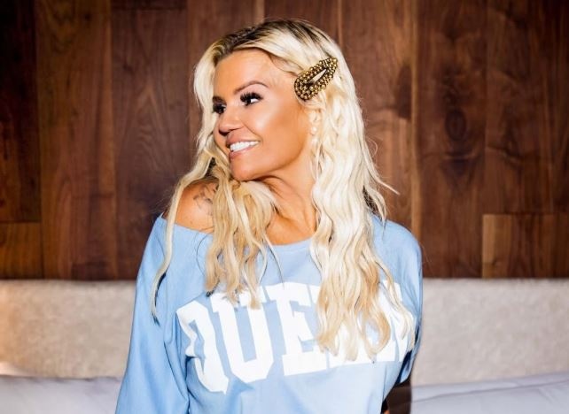 Cuu HLV Premier League gay soc khi xuat hien o show hen ho hinh anh